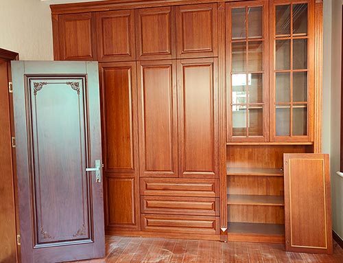 浈江中式家庭装修里定制的实木衣柜效果图